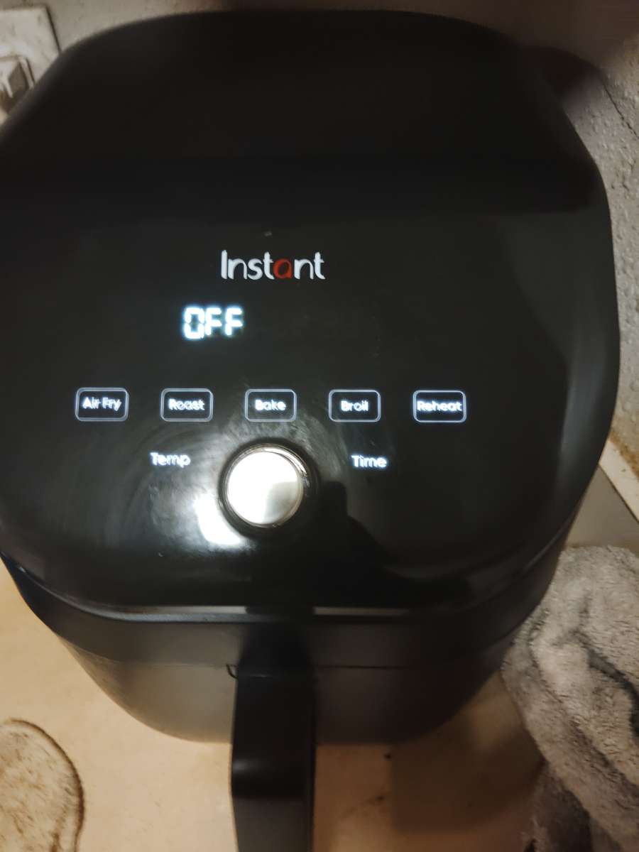 a black Air fryer instant
