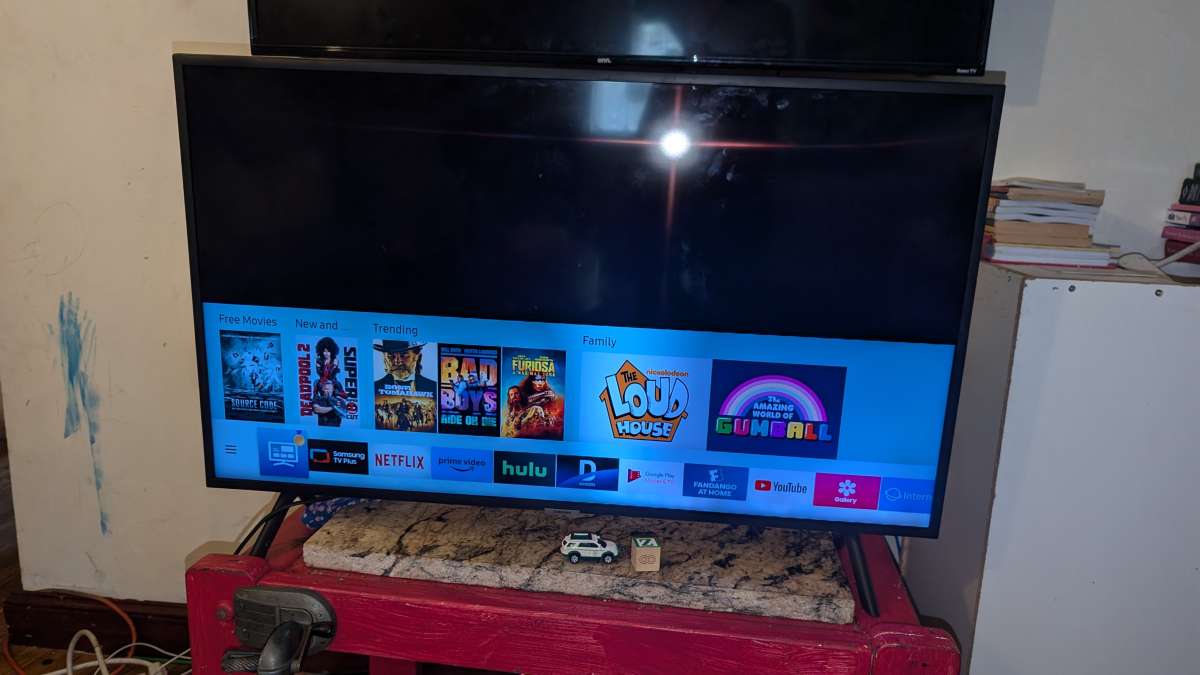 40 inch Samsung Smart TV with remote
