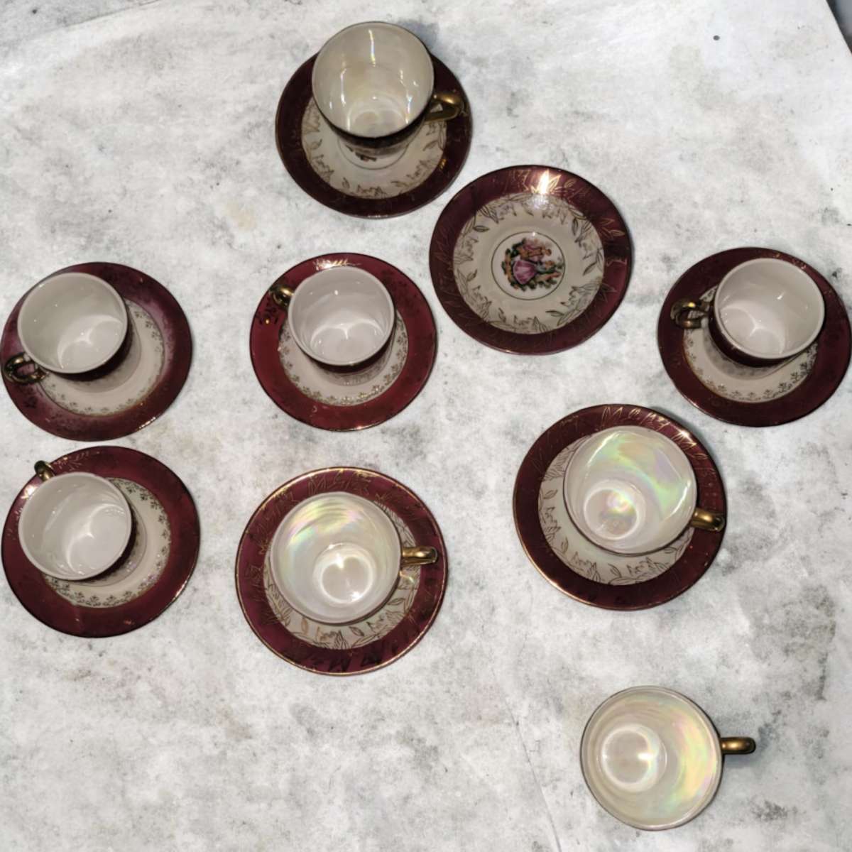 Vintage tea cups and saucers read description