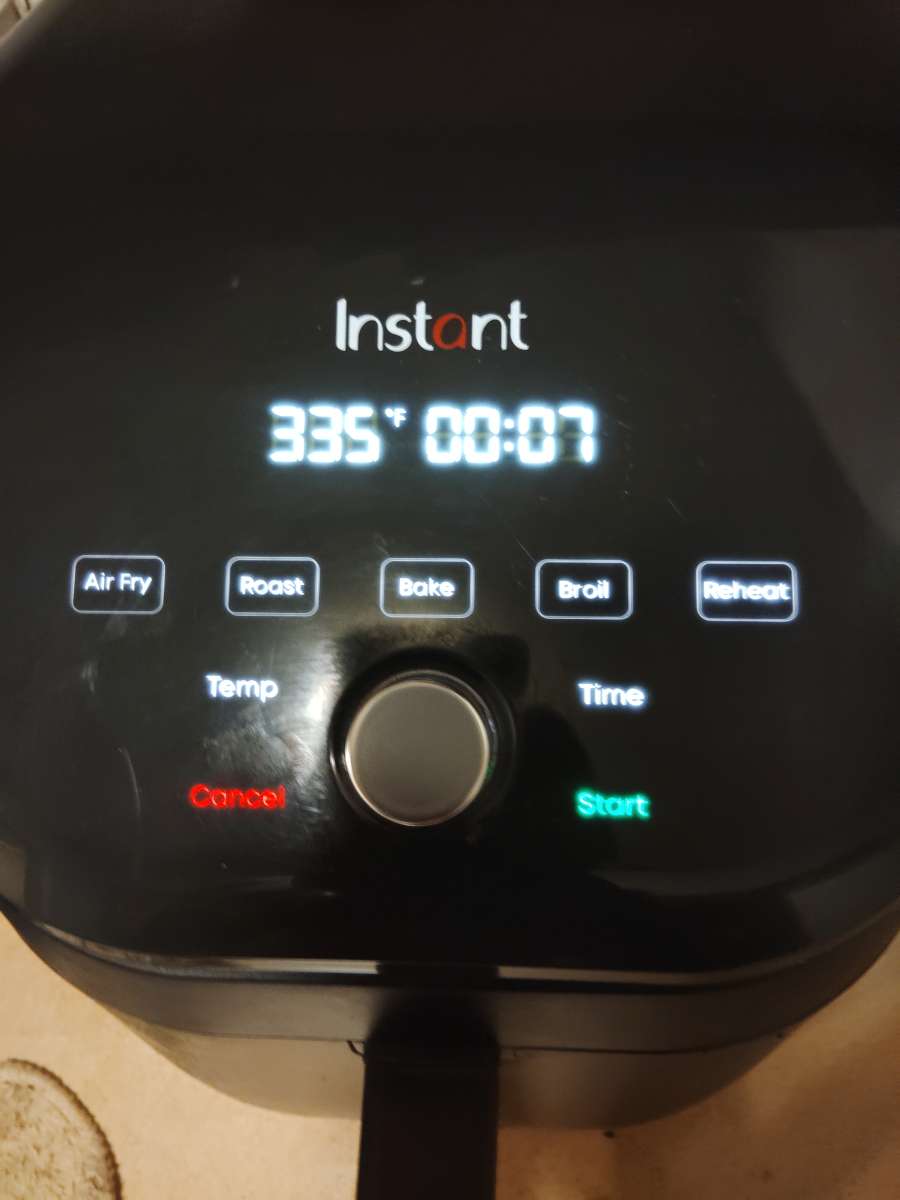 a black Air fryer instant