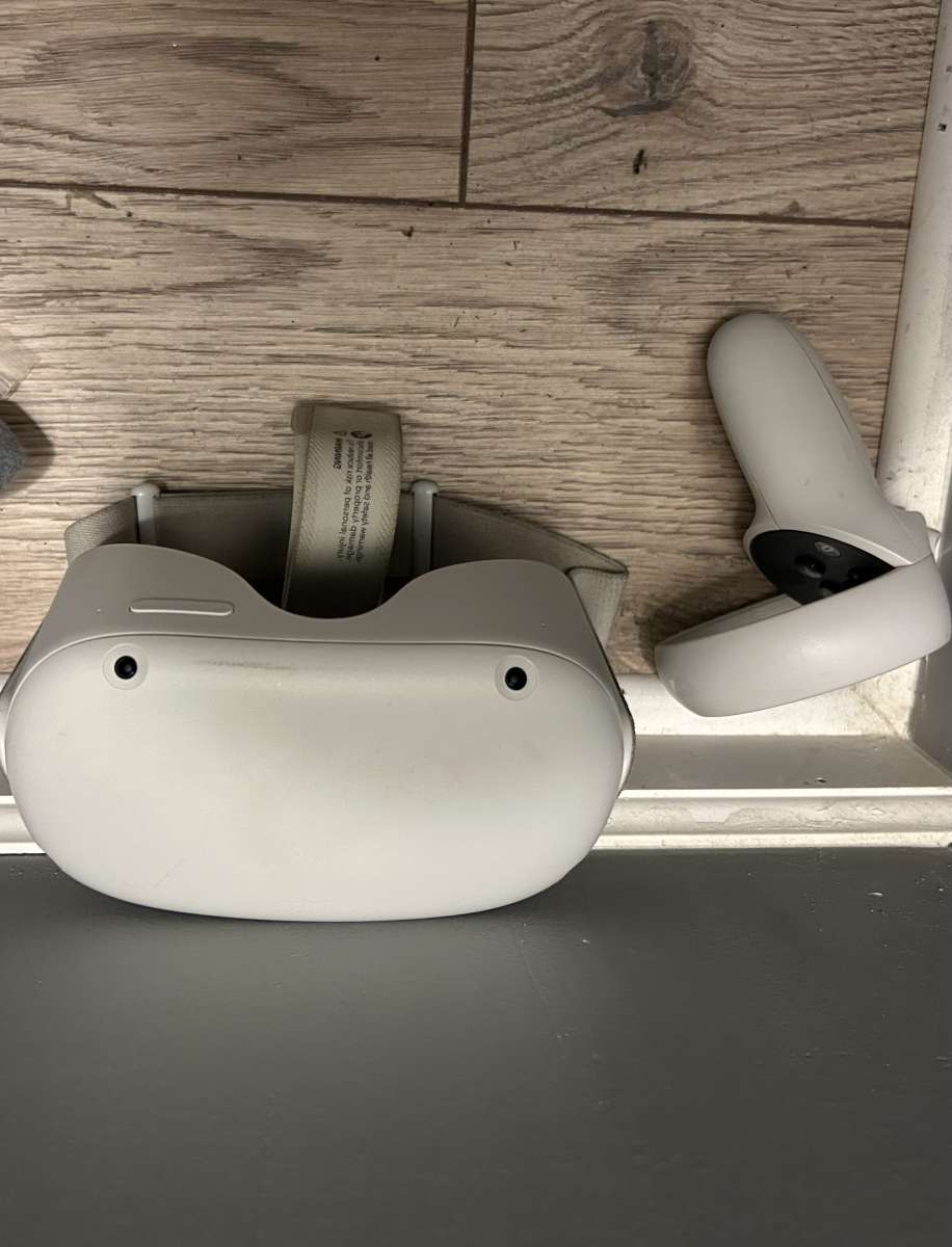 Oculus Quest 2  READ FULL DESCRIPTION