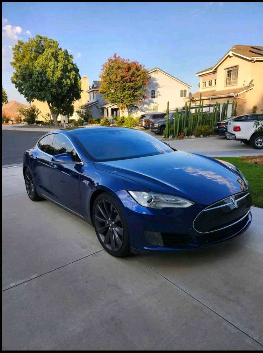 tesla model sedan 70D