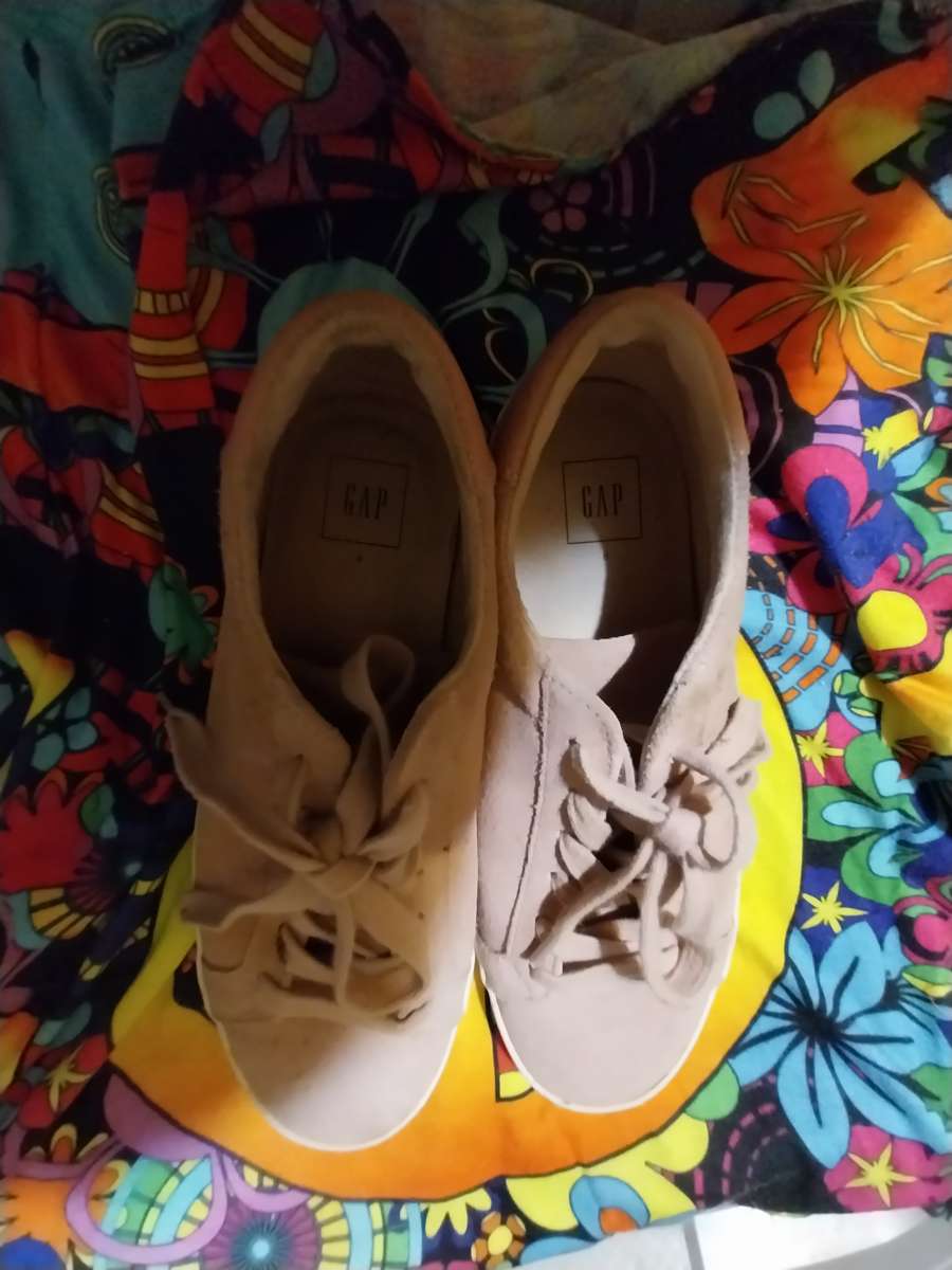 gap woman shoes size 8