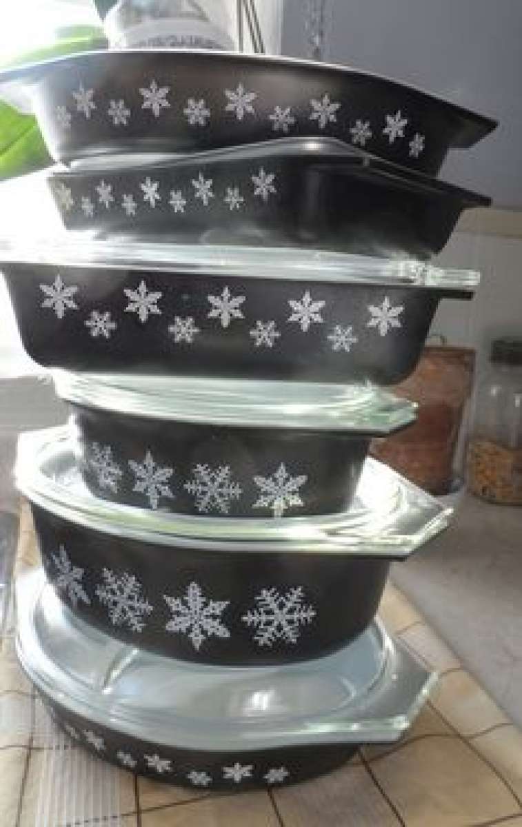 black and white Pyrex set