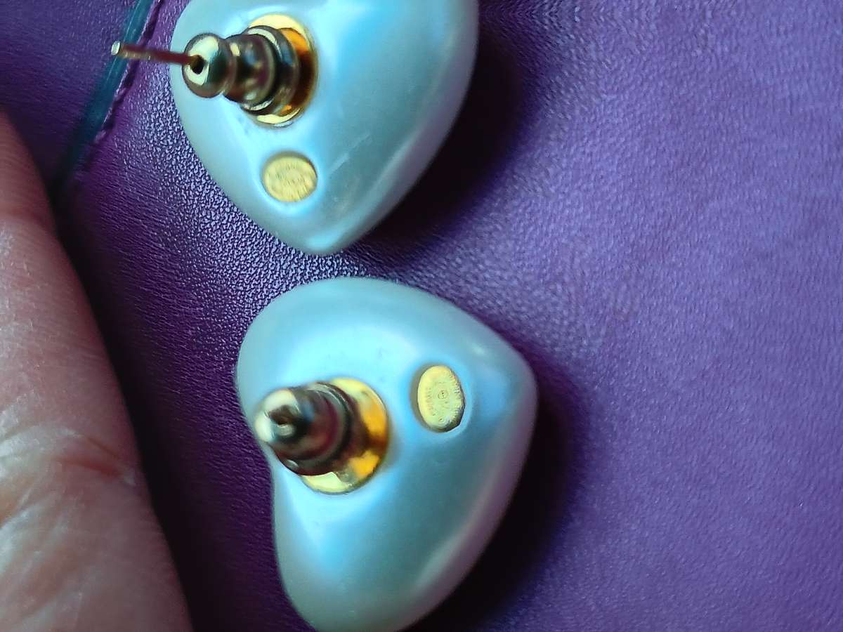 CHANEL heart shaped pearl stud earrings