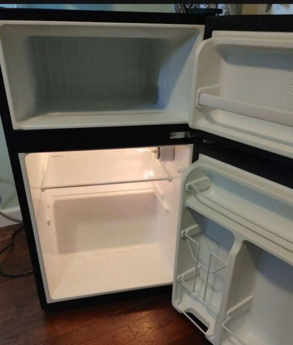 Mini refrigerator with freezer