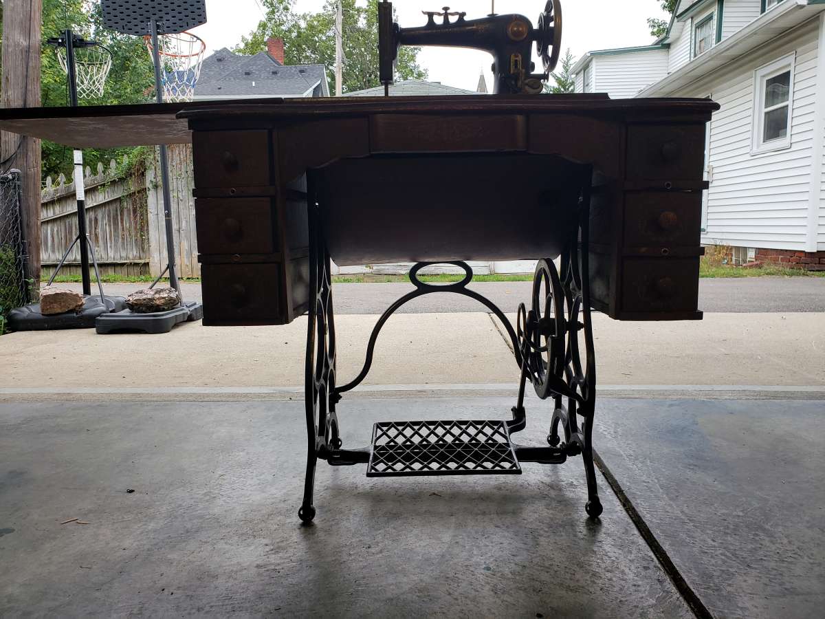 1907 Goldsmith sewing machine and table