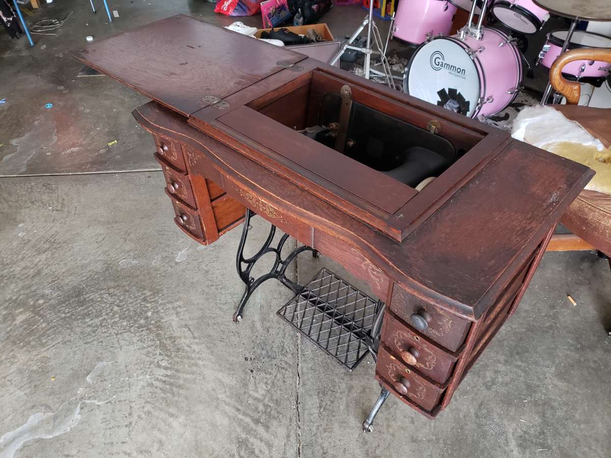 1907 Goldsmith sewing machine and table