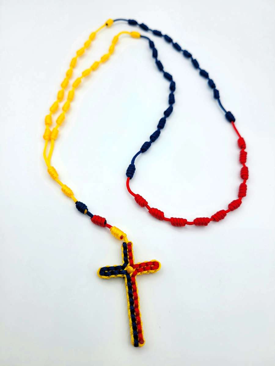 Rosario Nuevo Anudado con la Cruz de colores de Venezuela