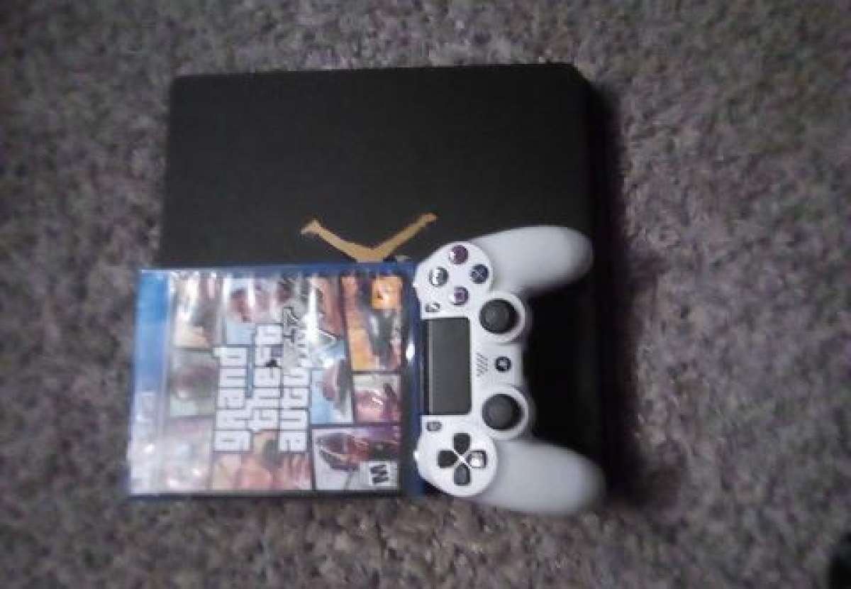 ps4 slim and gta with white controller