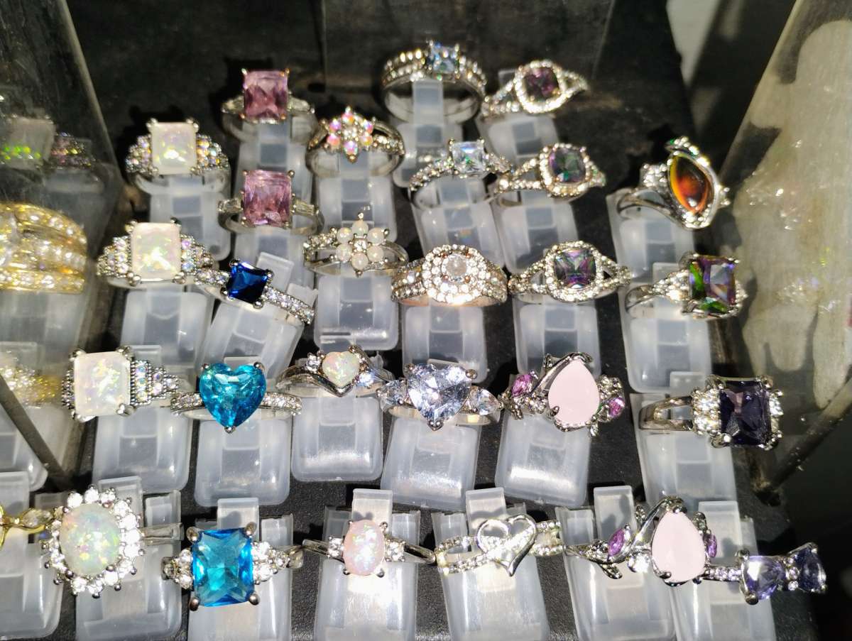 TRENDY JEWELRY AND MAGNETS