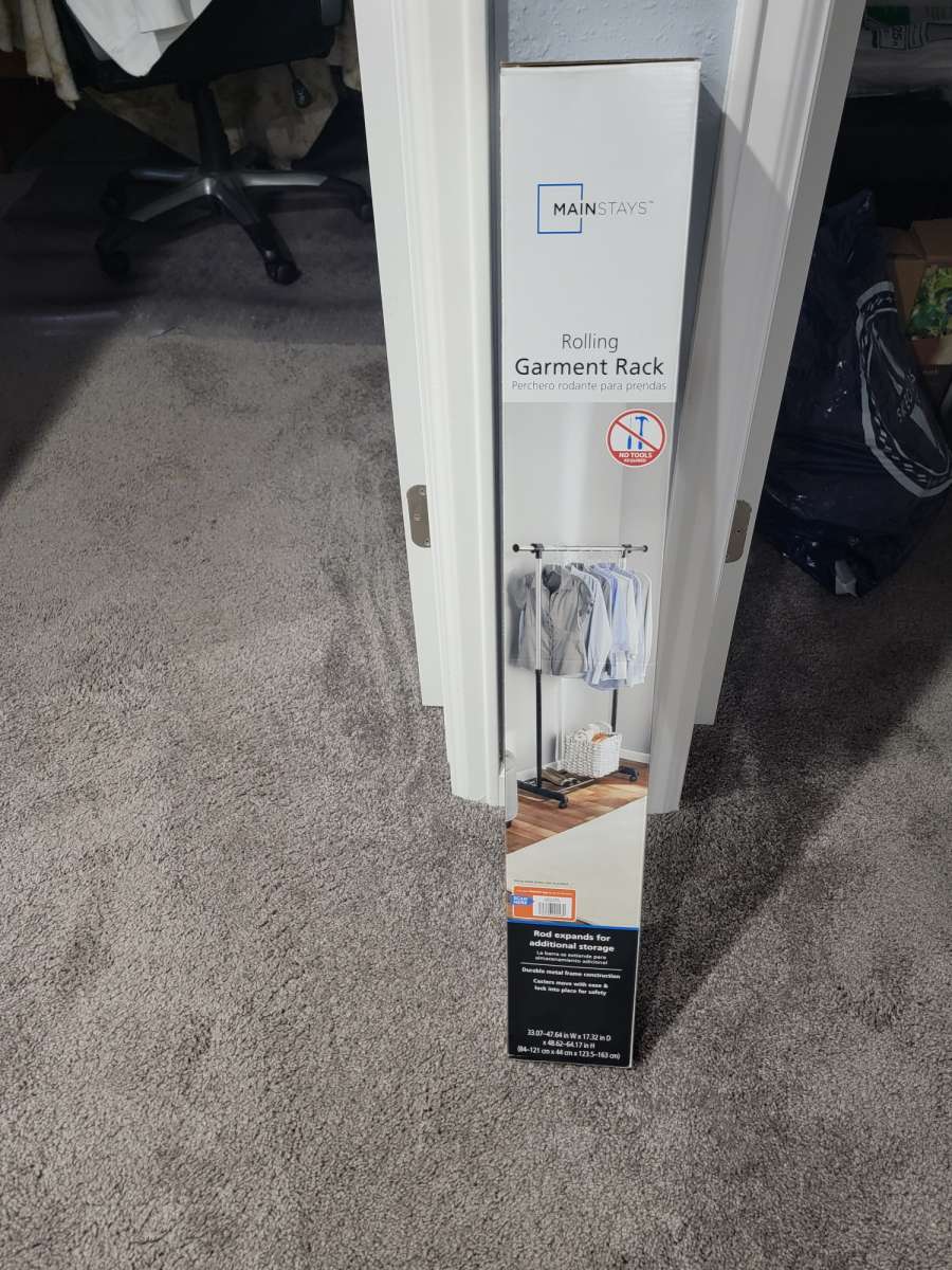 Rolling garment rack