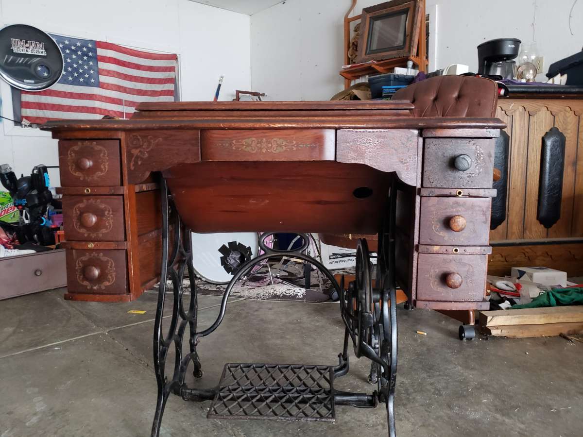 1907 Goldsmith sewing machine and table