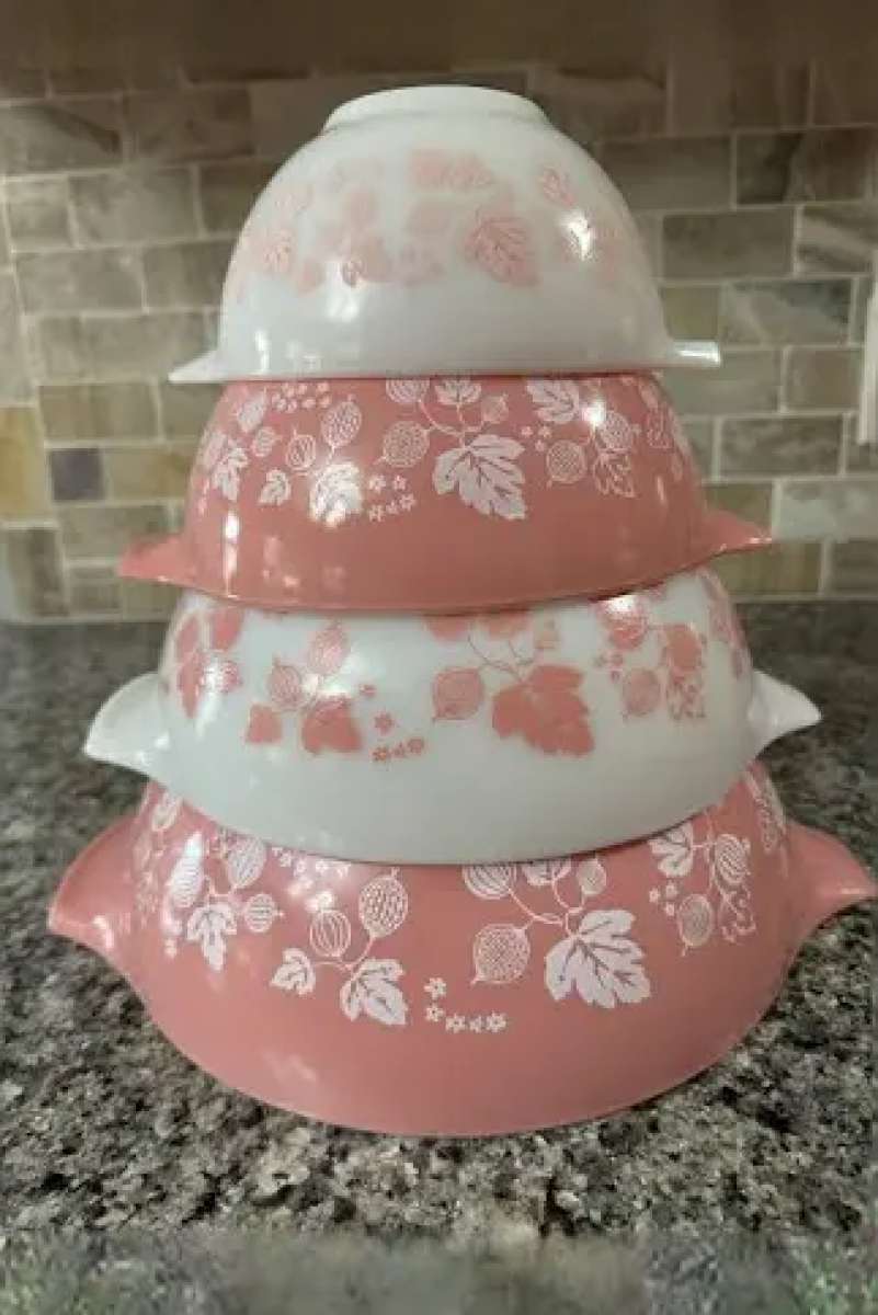 pink Pyrex mixing bowls