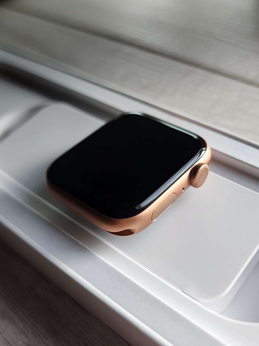 Apple Watch SE Brand New w Gold Aluminum Case Pink Sand Band