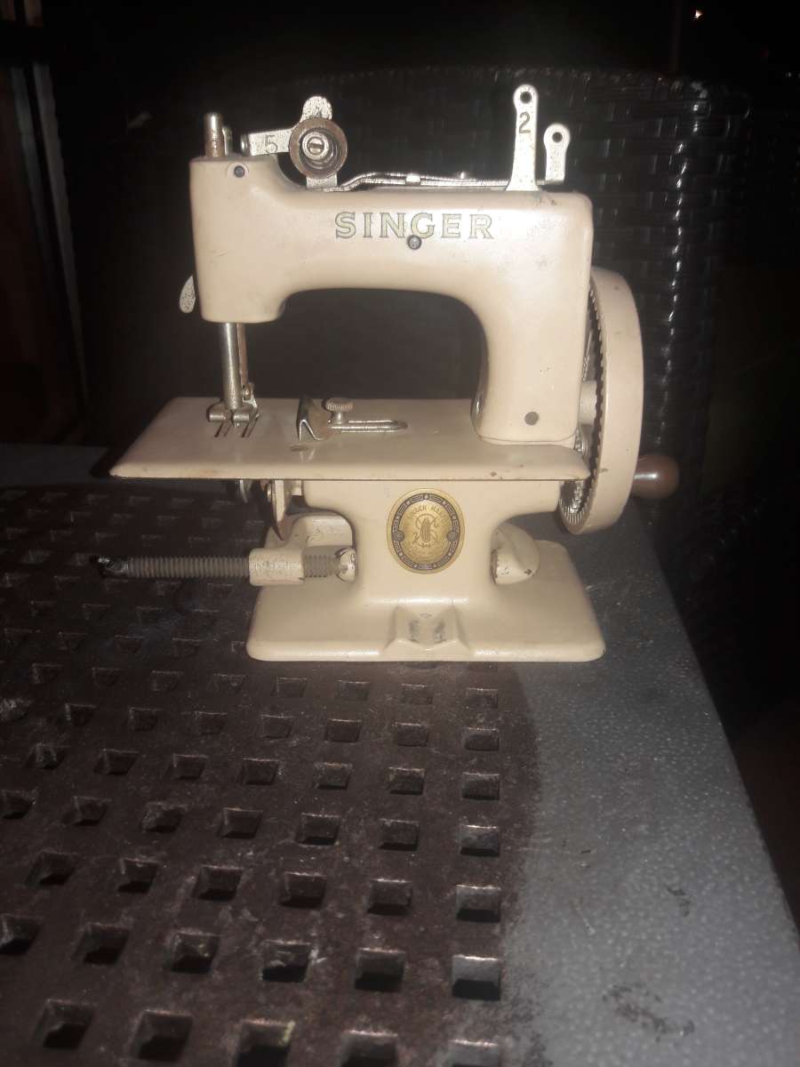 Singer 1950s handheld sew machine