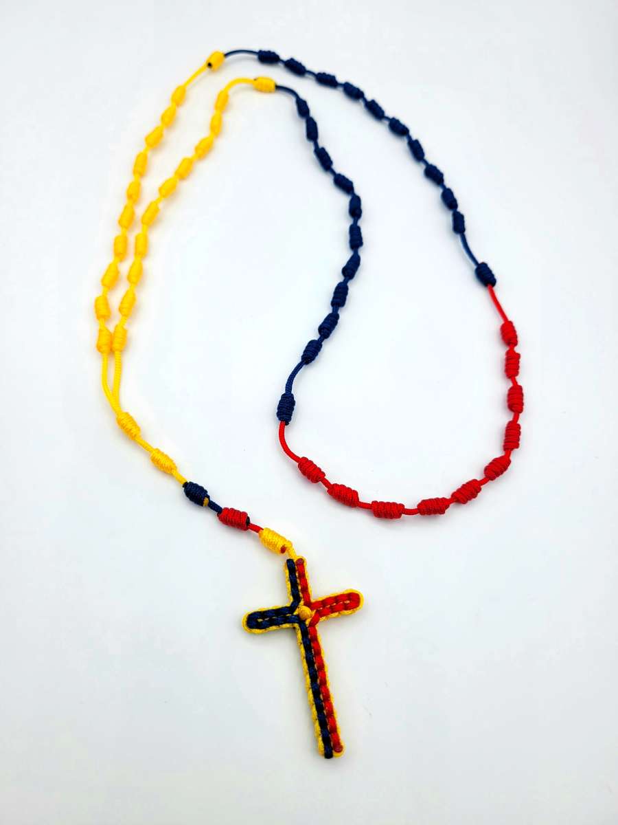 Rosario Nuevo Anudado con la Cruz de colores de Venezuela
