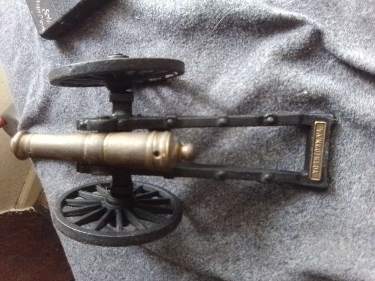 VINTAGE MFCO BRASS FIELD CANNON YORKTOWN VA FIGURINE