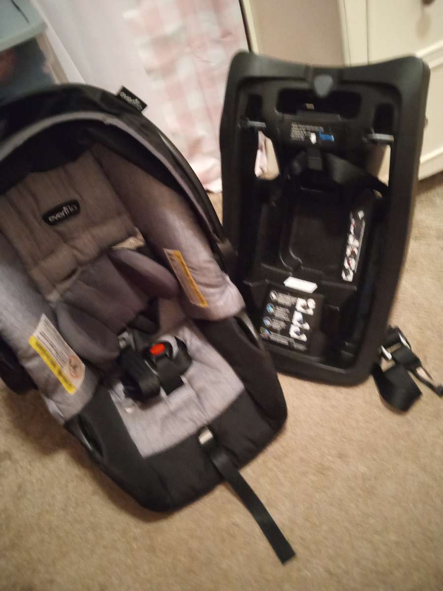 infant car seat with attachable base