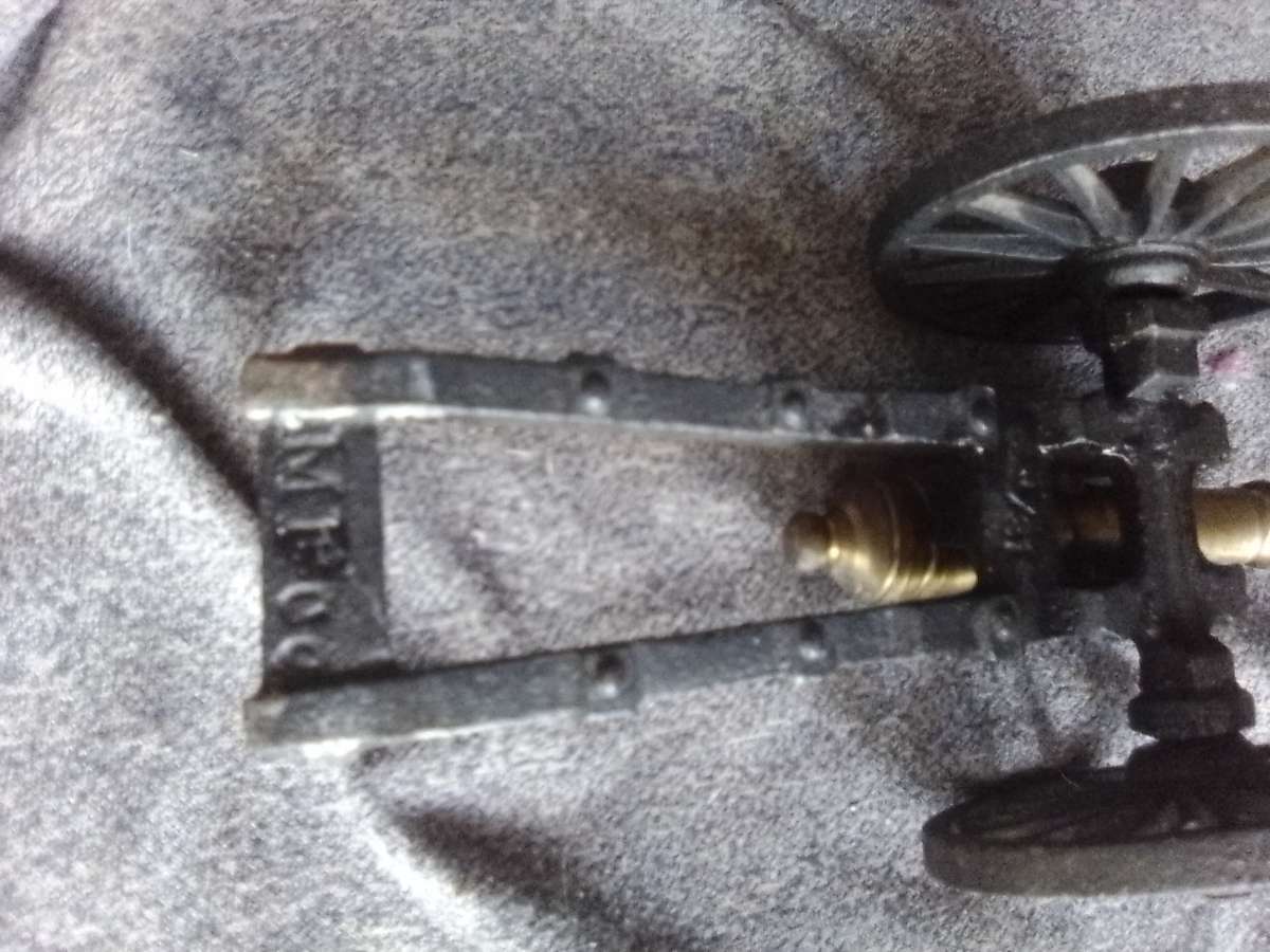 VINTAGE MFCO BRASS FIELD CANNON YORKTOWN VA FIGURINE