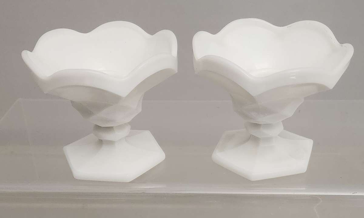 LE SMITH old dominion milk Glass candle holder pair