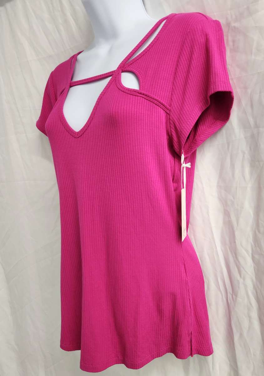 Candies Made To Sparkle Cutout Neckline Ribbed Tee in Fuscia