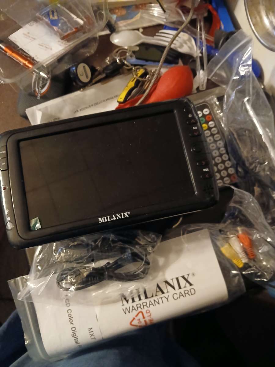 LCD color digital portable TV by milanix