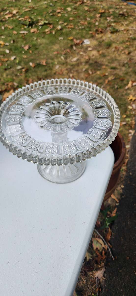 Adams Cottage Cake Stand