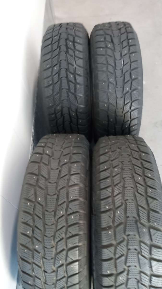 set of 4 tires and wheels R15 is for SNOW