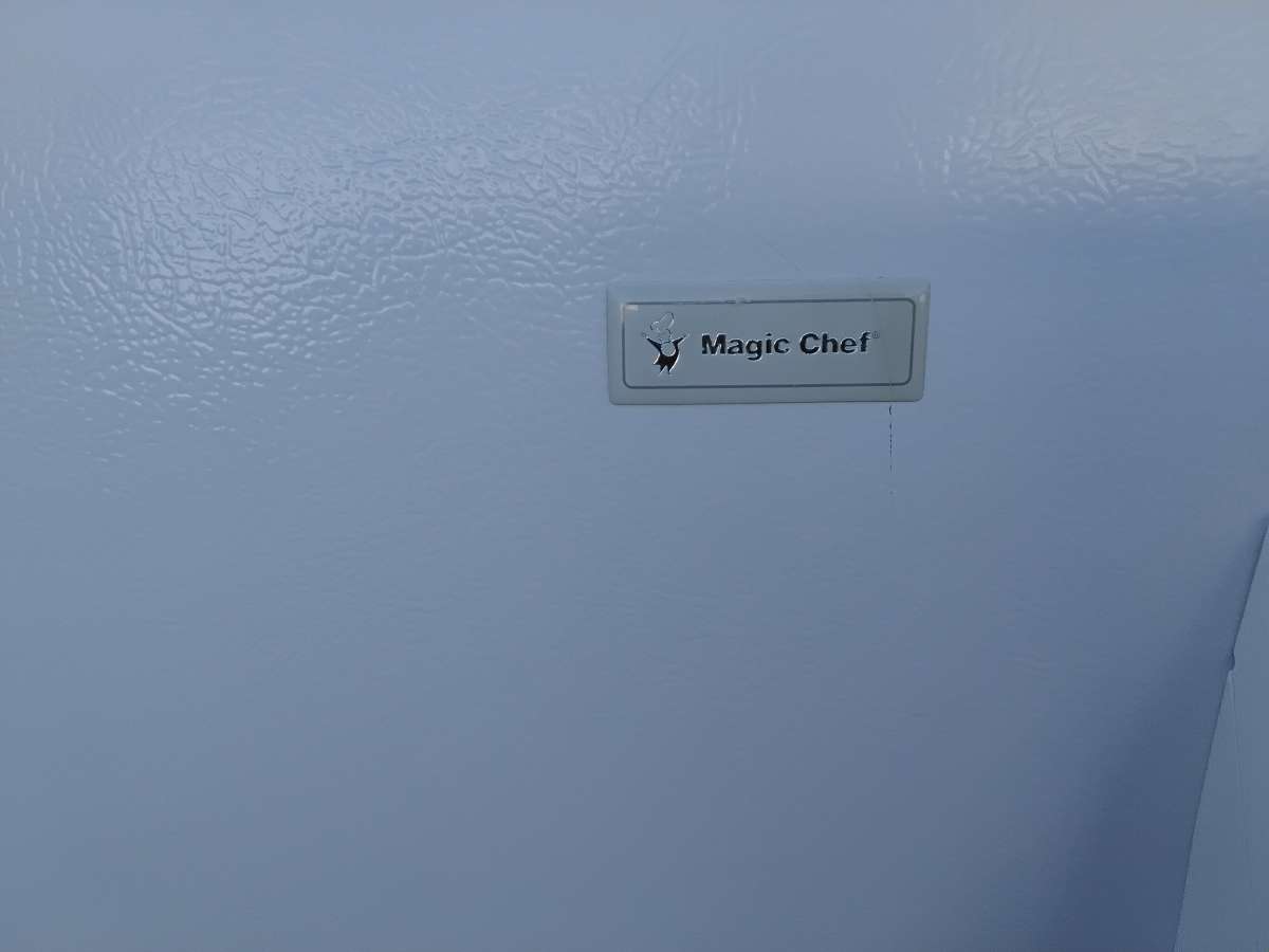 Magic Chef Refrigerator and Freezer Apartment Size Like New