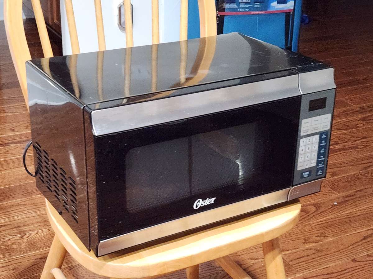 Moving Sale by end Oct 15th Countertop Microwave Oven 700W