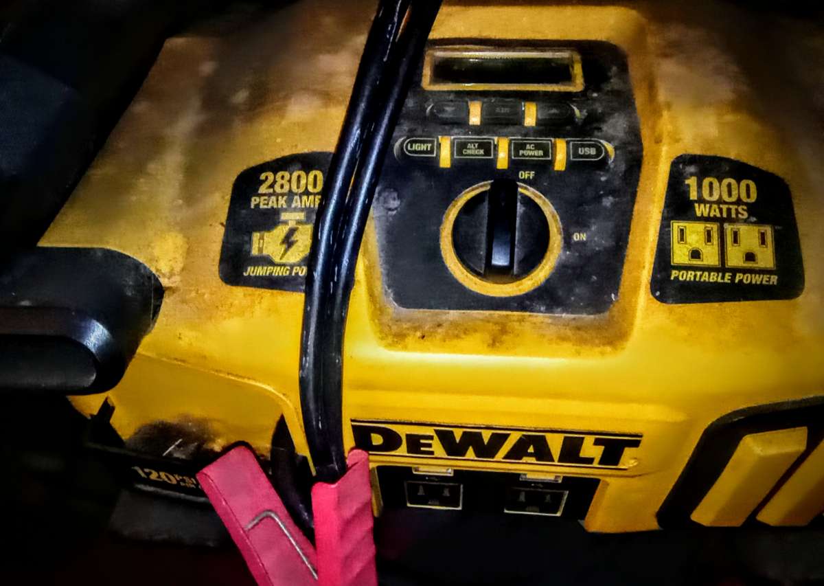 DEWALT 2800 Peak Amp Jump Starter