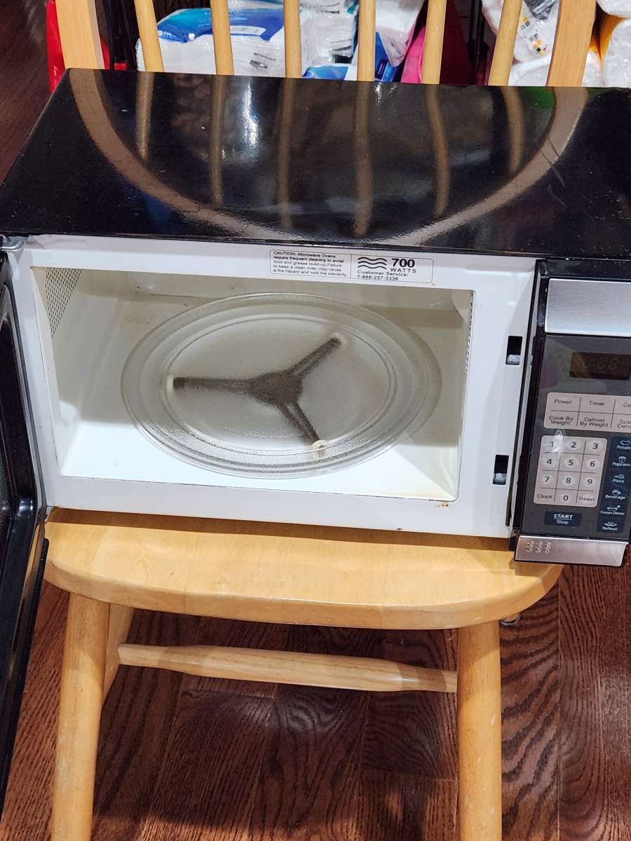 Moving Sale by end Oct 15th Countertop Microwave Oven 700W