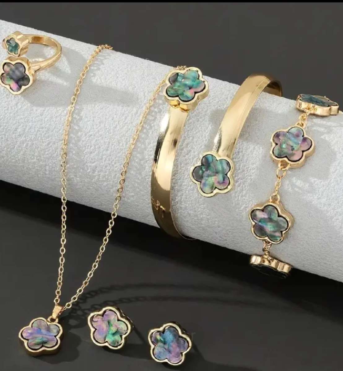 Elegant 4 Piece Pendant