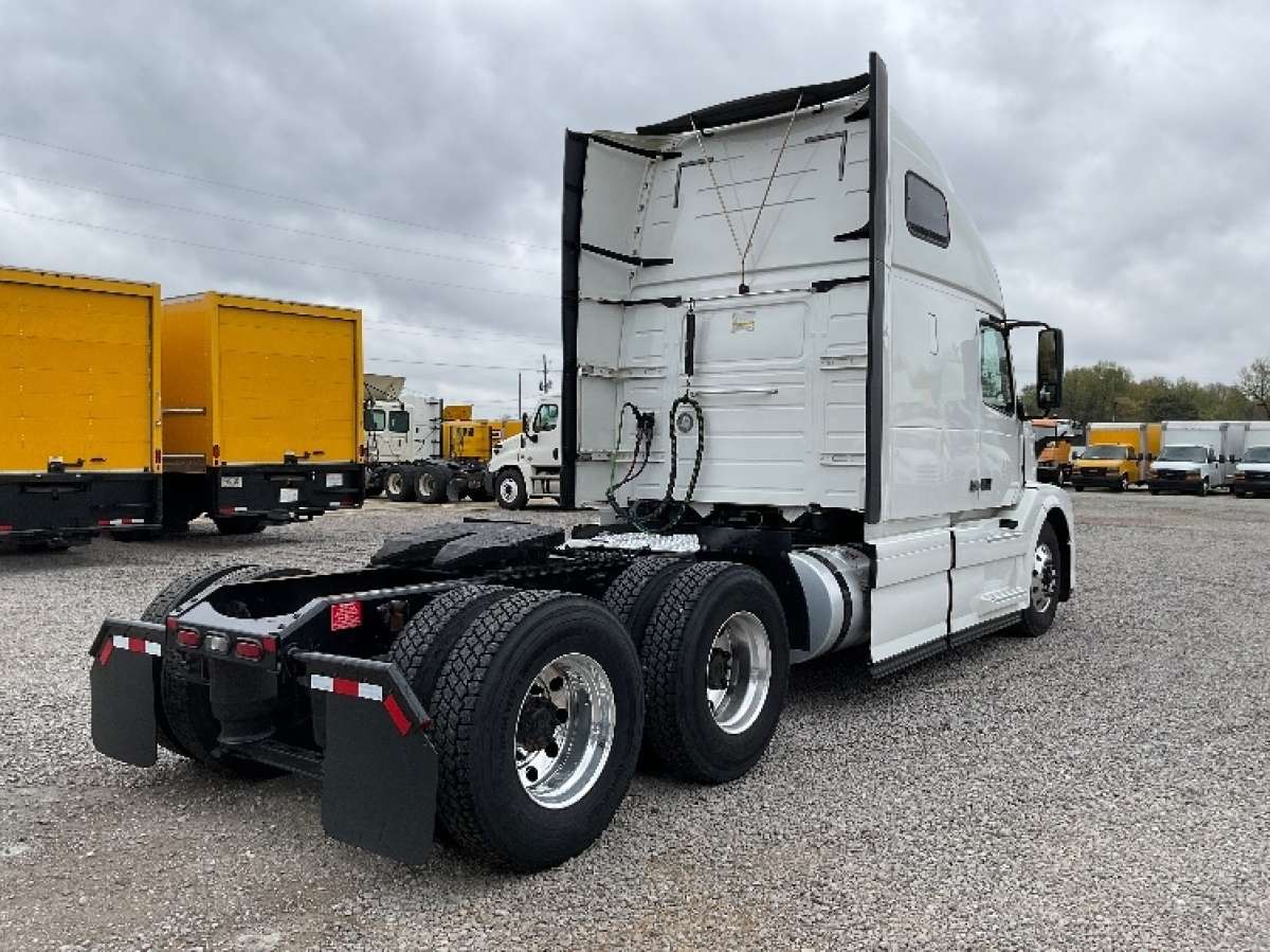 2018 Volvo VNL64T670 Sleeper Truck