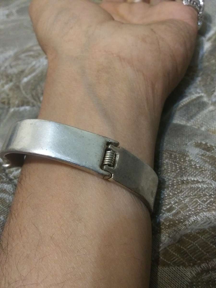 cuff style with spring