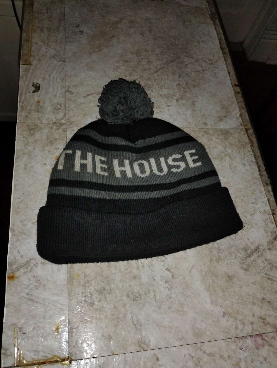 the house very nice skull cap like new fits good and is warm