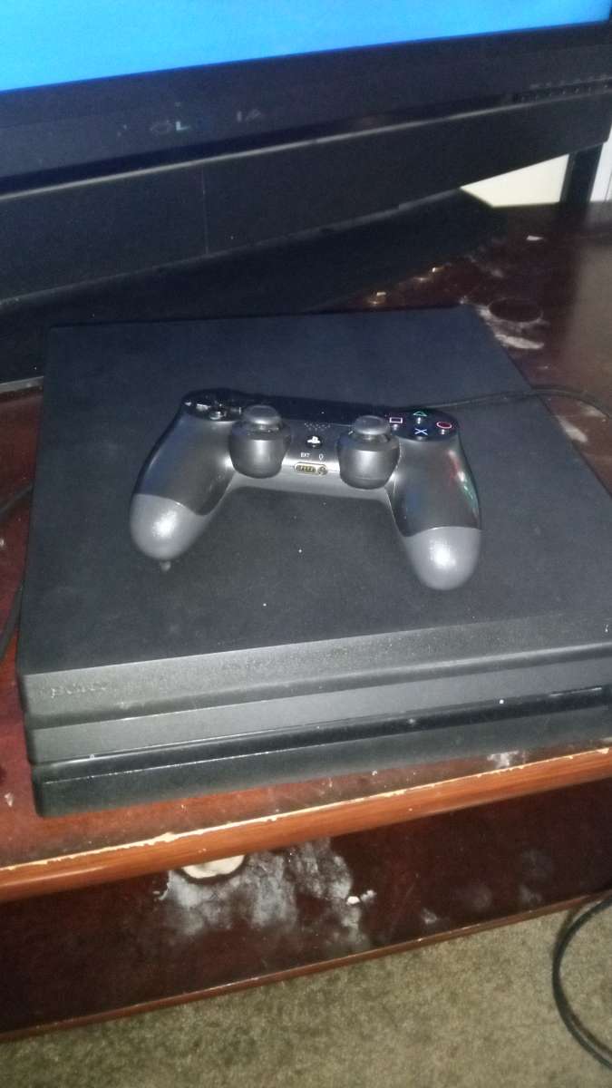 PlayStation 4 Pro 1TB 3 Games 1 Controller