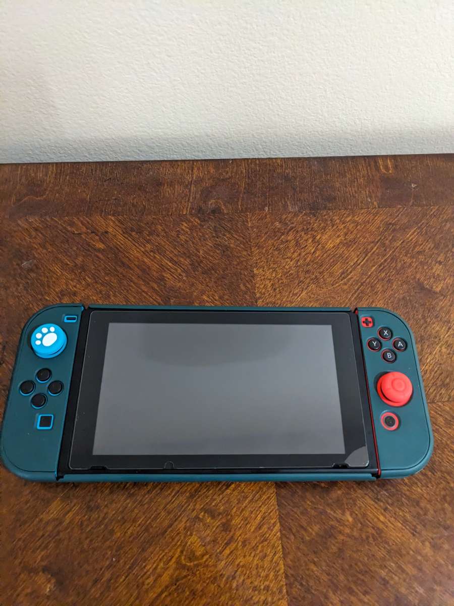 Barely Used Nintendo Switch w accessories Includes Fortnite