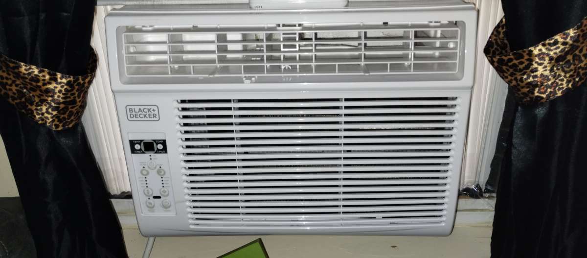 Like New 12OOO BTU BLACK N DECKER AIRCONDITIONER