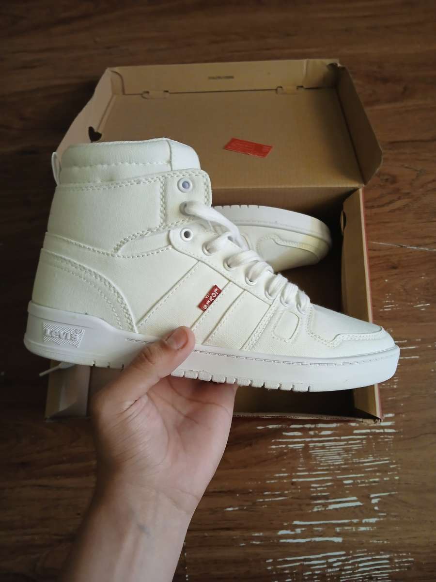 woman levi shoes
