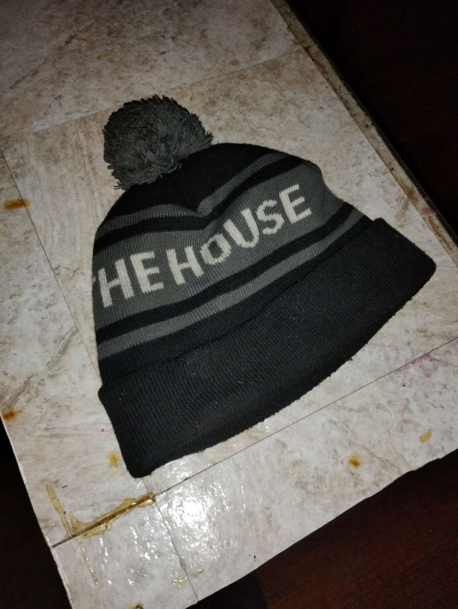the house very nice skull cap like new fits good and is warm