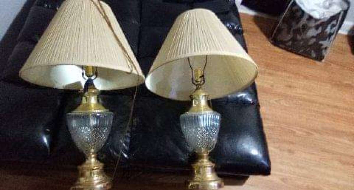 2 table lamps