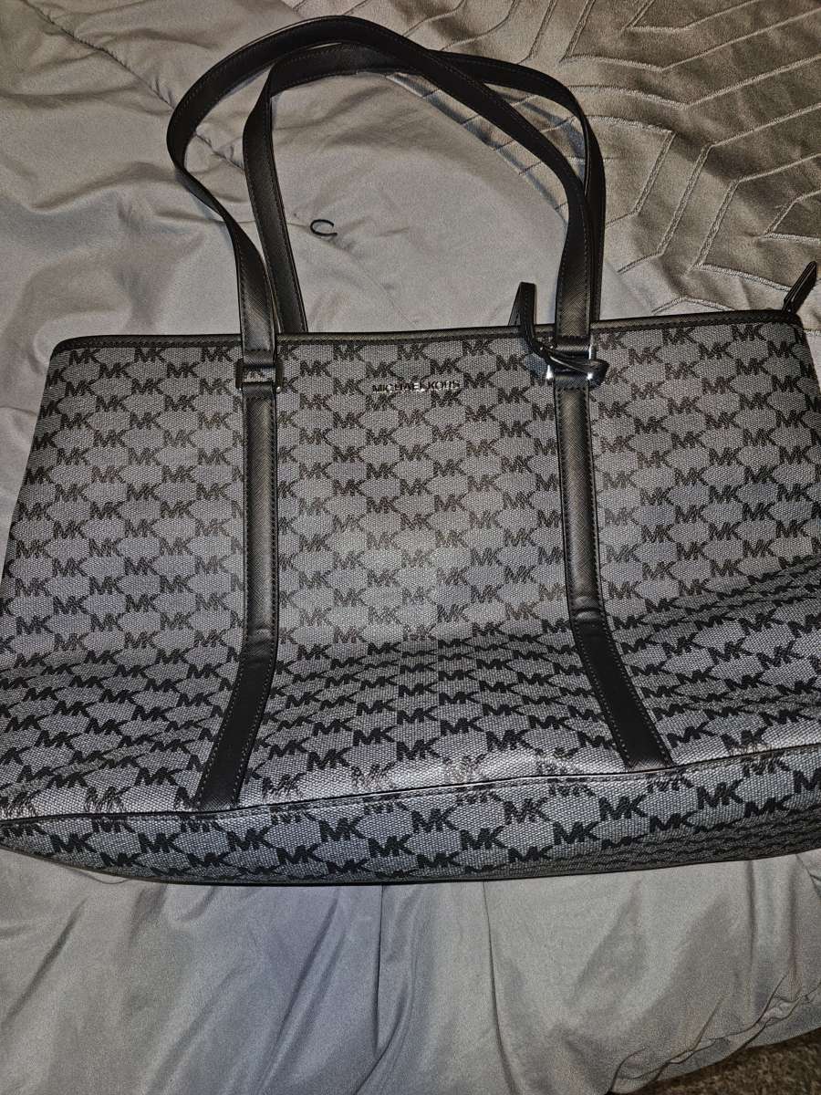 A michael kors purse