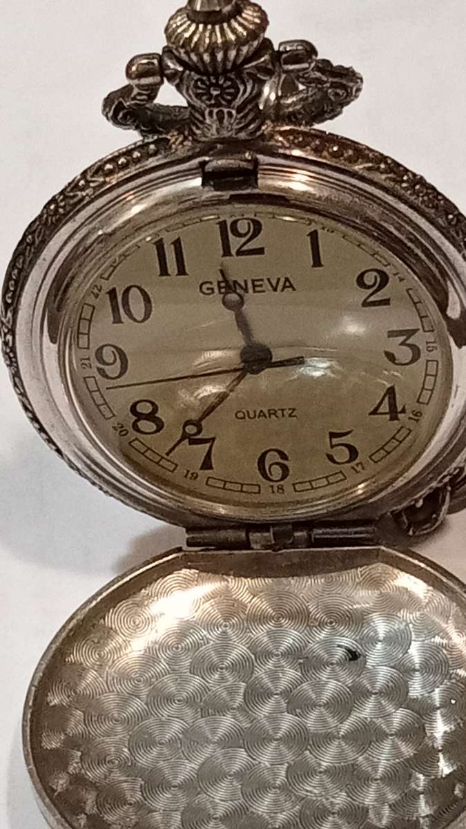 this is a very Antique Peace its a very Old pocket watch1903