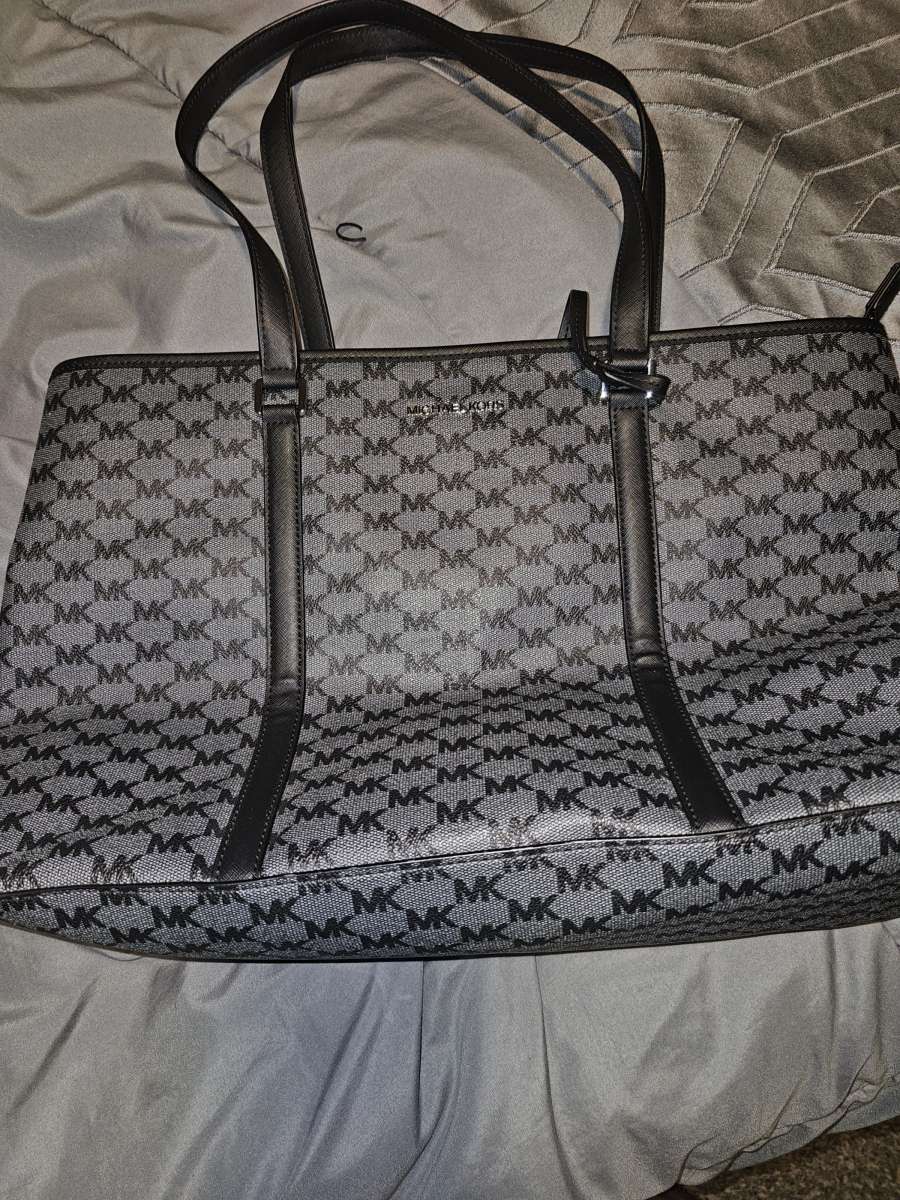 A michael kors purse