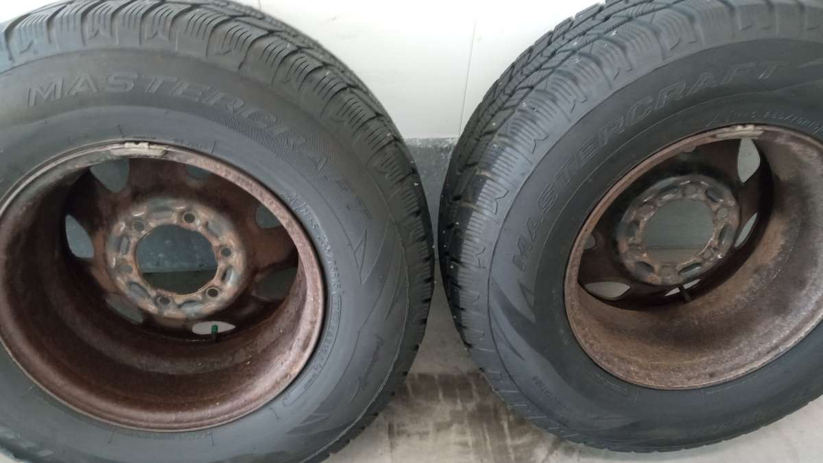 set of 4 tires and wheels R15 is for SNOW