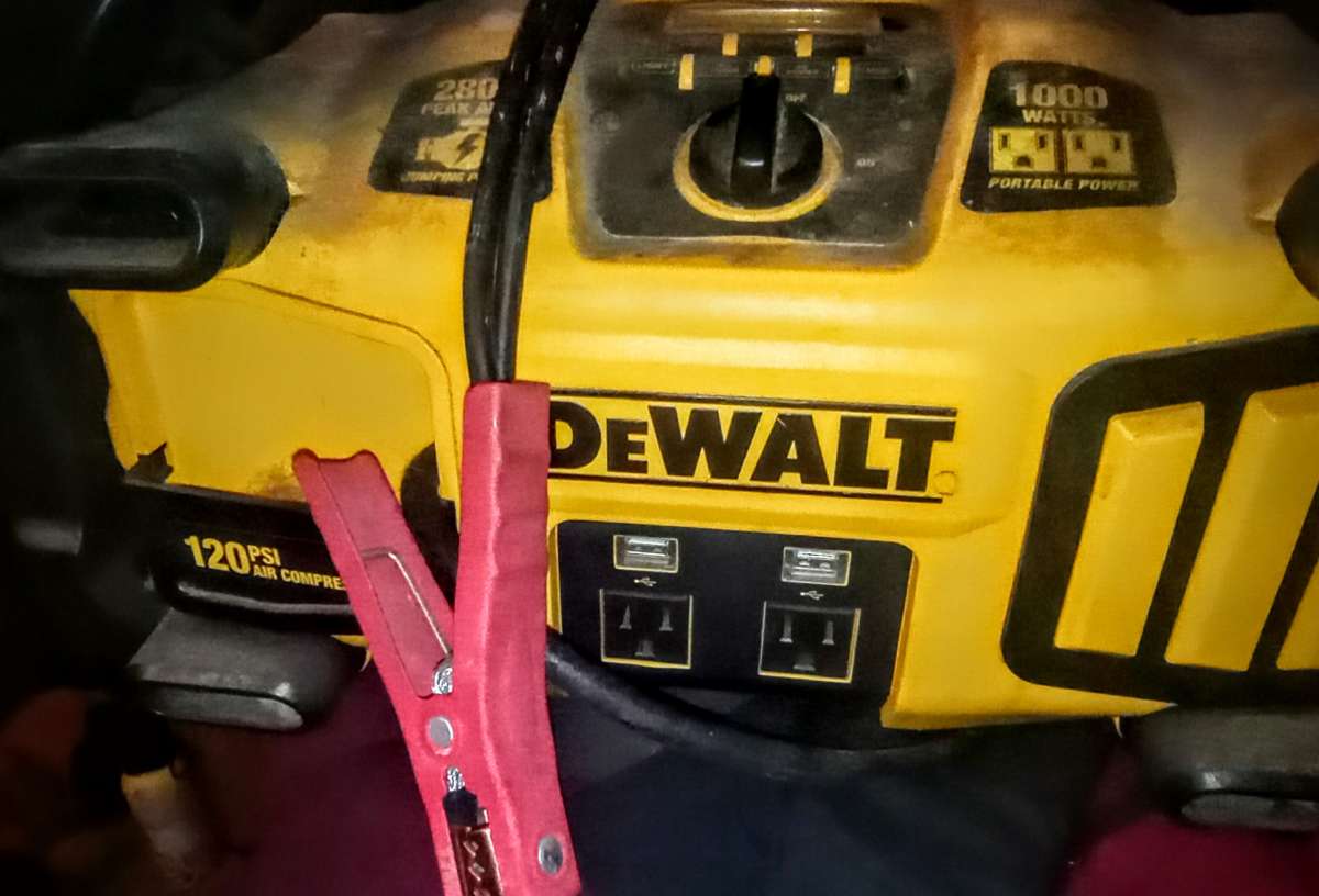 DEWALT 2800 Peak Amp Jump Starter