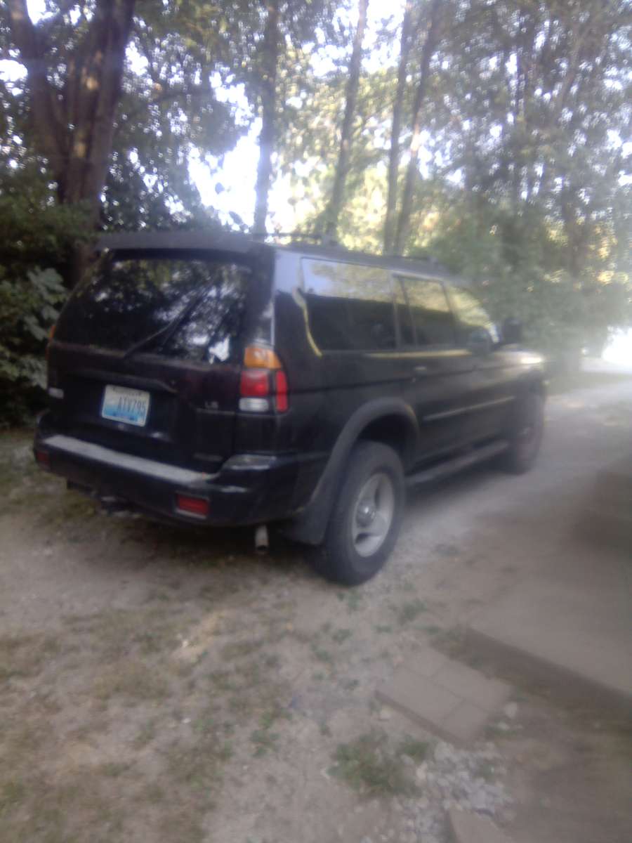 2000 4x4Mitsubish Montero Sport title in hand no leins