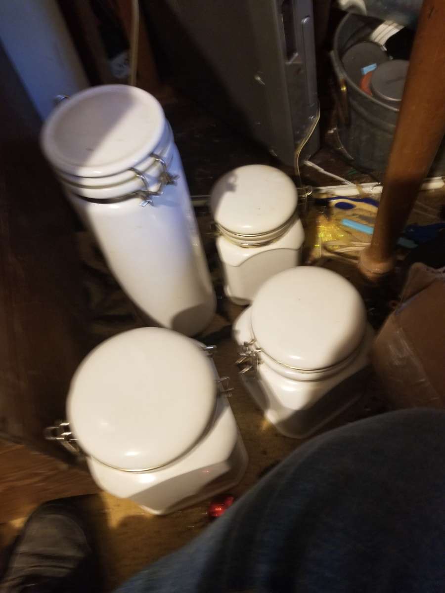 4 canisters w locking lids